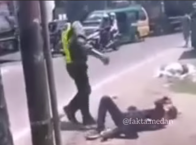 Video polisi lalu lintas memukul seorang pengendara motor ketika sedang razia kelengkapan mengemudi di Deli Serdang, Sumatera Utara, viral. (Foto: Instagram)