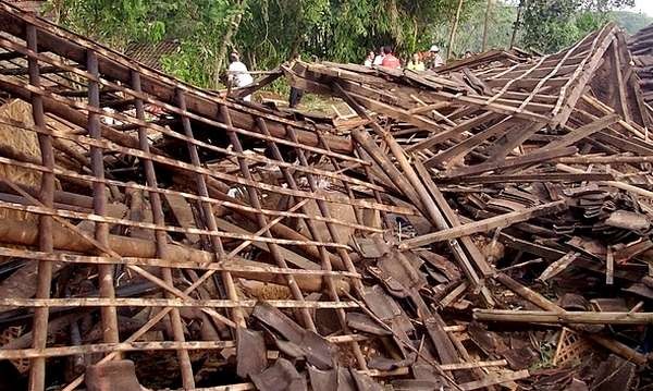 Puluhan rumah warga dua dusun di Desa/Kecamatan Botolinggo terbuat dari bambu dan atap genteng rusak diterjang hujan deras disertai angin kencang. (Foto: Guido/Ngopibareng.id)