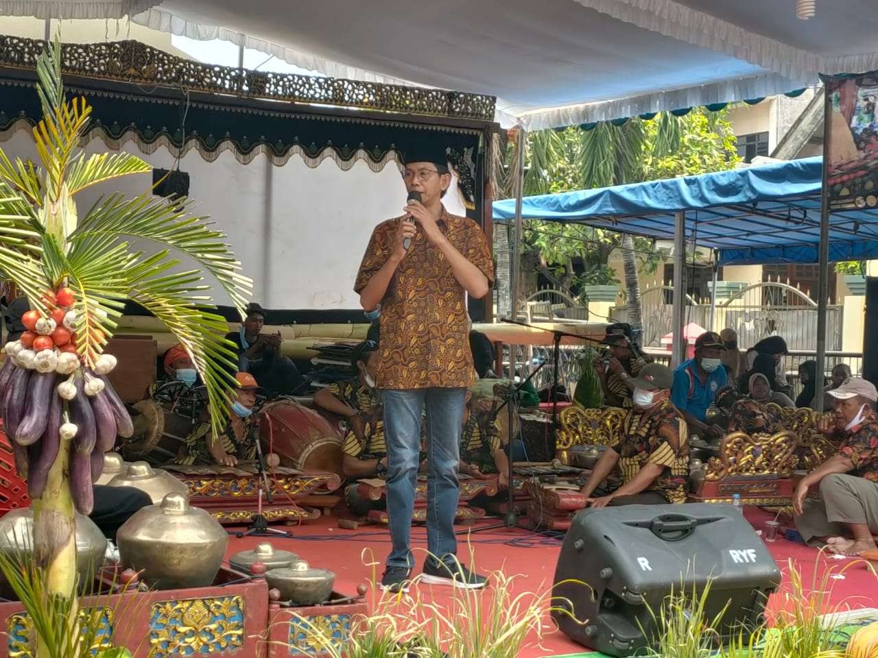 Ketua DPRD Kota Surabaya Adi Sutarwijono ketika menghadiri sedekah bumi di Wiyung. (Foto: Alief Sambogo/Ngopibareng.id)