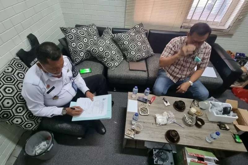 Petugas Lapas Porong menunjukkan barang bukti penyelundupan narkoba lewat speaker. (Foto: Dok Kanwil Kumham)