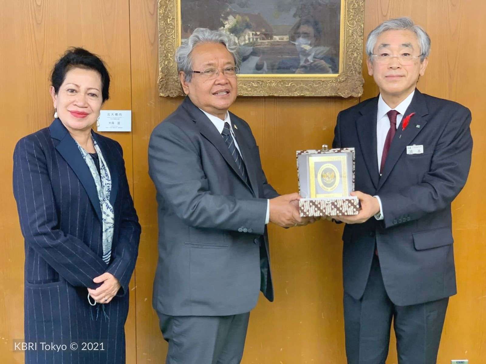 Pertemuan Dubes RI untuk Jepang Heri Akhmadi dengan Wakil Gubernur Hokkaido Motohito Uramoto. (Foto: KBRI Tokyo).