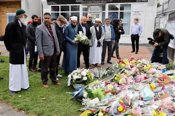 Komunitas Muslim di Inggris. Anggota komunitas Muslim meletakkan karangan bunga di lokasi penusukan mematikan Sir David Amess pada 16 Oktober 2021. (Foto: AFP)
