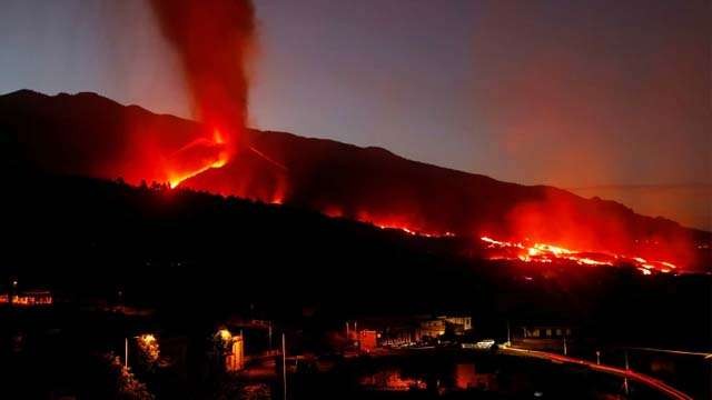 Gunung berapi La Palma (Cumbre Vieja) di Pulau Canary, Spanyol, terus menerus memuntahkan lava membara sejak 19 September lalu. (Foto: Reuters/Al Jazeera)