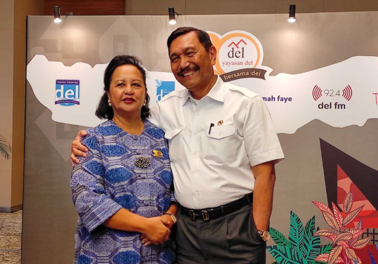 Menteri Koordinator Bidang Kemaritiman dan Investasi (Menko Marves) Luhut Pandjaitan bersama istrinya, Devi Pandjaitan Br Simatupang. (Foto: Instagram)
