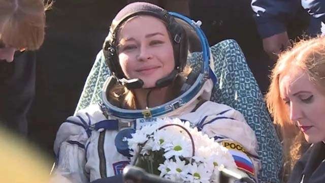 Aktris Rusia, Yulia Peresild, usia keluar dari kapsul ruang angkasa Soyuz MS-18  yang mendarat hari Minggu kemarin. Di stasiun luar angkasa dia menjalani peran sebagai ahli bedah yang mengoperasi seorang  kosmonot. (Foto:Reuters/Al Jazeera)