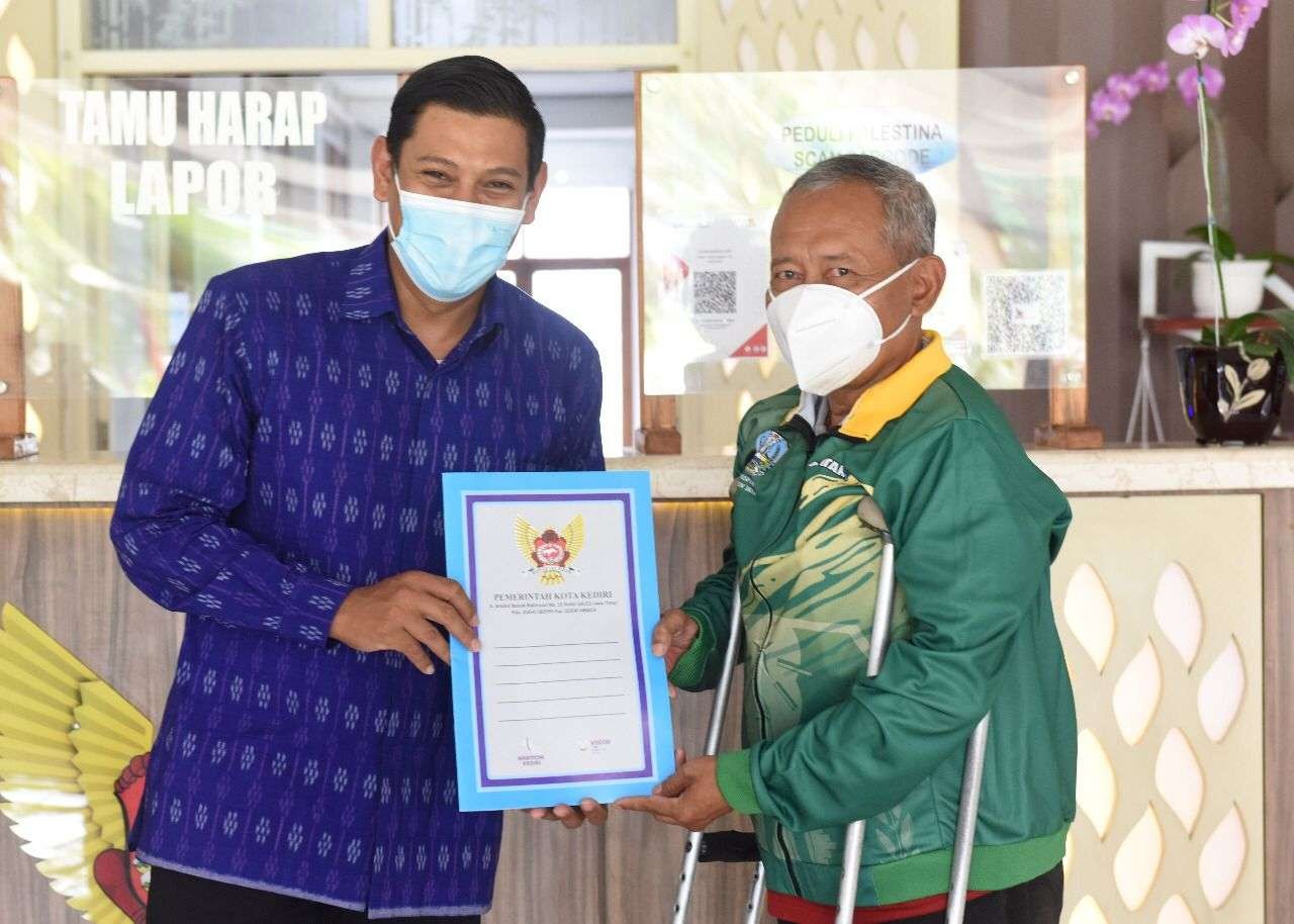 Walikota Kediri Abdullah Abu Bakar memberi motivasi pada atlet National Paralympic Committee (NPC) Kota Kediri yang akan berlaga ke Peparnas Papua. (Foto:Ist)