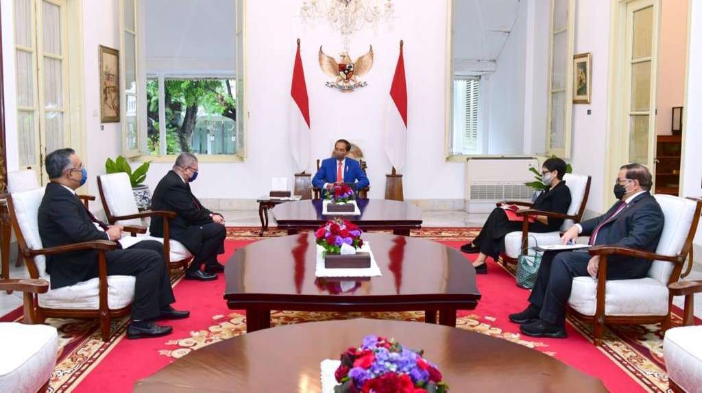Persedin Jokowi menrima kunjungan kehormatan Malaysia Dato' Saifuddin Abdullah ( foto: Setpres)