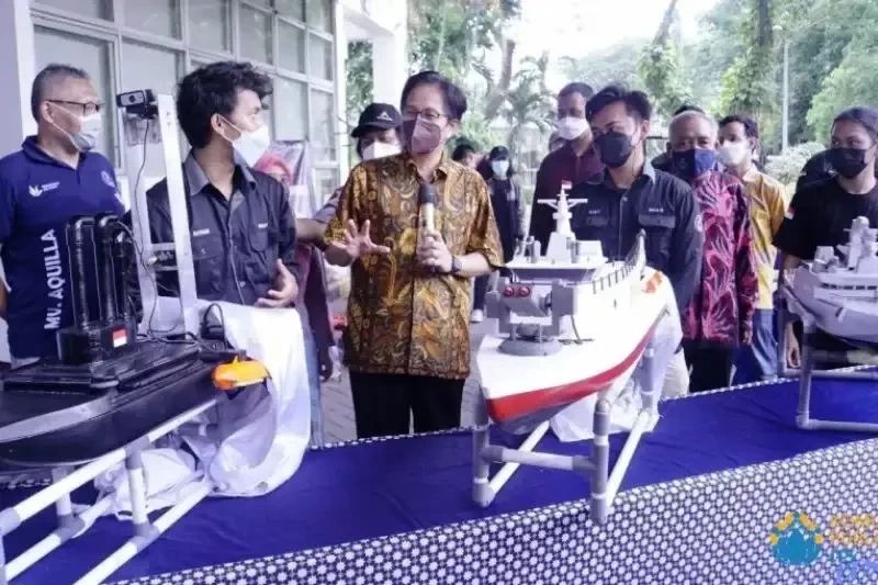 Rektor ITS Prof. Mochamad Ashari (tengah) meninjau tiga kapal prototipe yang akan digunakan dalam KKCTBN 2021 saat melepas tim di Surabaya. (Foto: Humas ITS)
