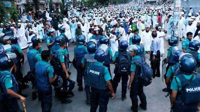 Barikade polisi berusaha menghentikan ribuan umat Muslim berunjuk rasa memprotes penghinaan terhadap Islam di luar masjid utama Baitul Mukarram di Ibu Kota Dhaka, Bangladesh, pada Sabtu lalu. (Foto: AP/Al Jazeera)