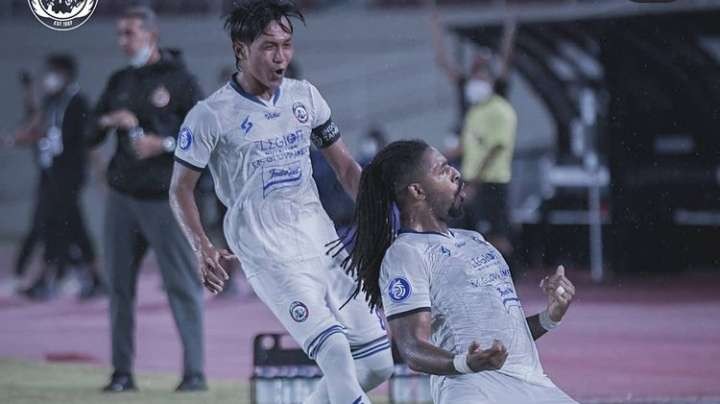 Pemain Arema FC, Carlos saat merayakan gol kemenangan kontra Persija Jakarta (Instagram: @aremafcofficial)