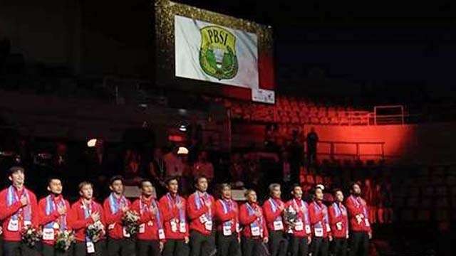 Bendera PBSI berkibar menggantikan Sang Merah Putih, di atas Tim Piala Thomas Indonesia, Minggu malam. (Foto:Antara)