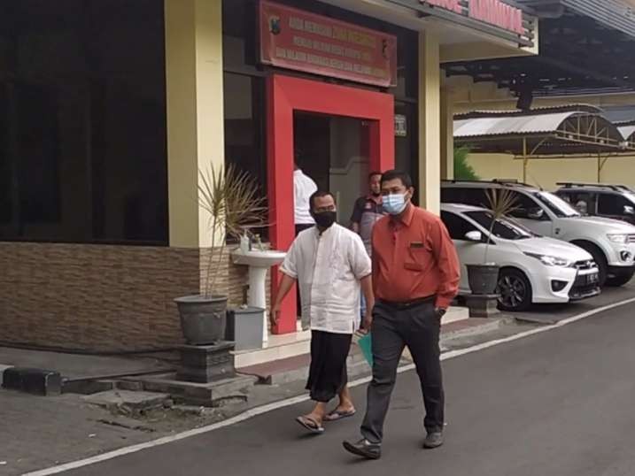 AM baju putih didampingi kuasa hukumnya saat menjalani pemeriksaan di Polres Mojokerto, Jawa Timur. (Foto: Deni Lukmantara/Ngopibareng.id)