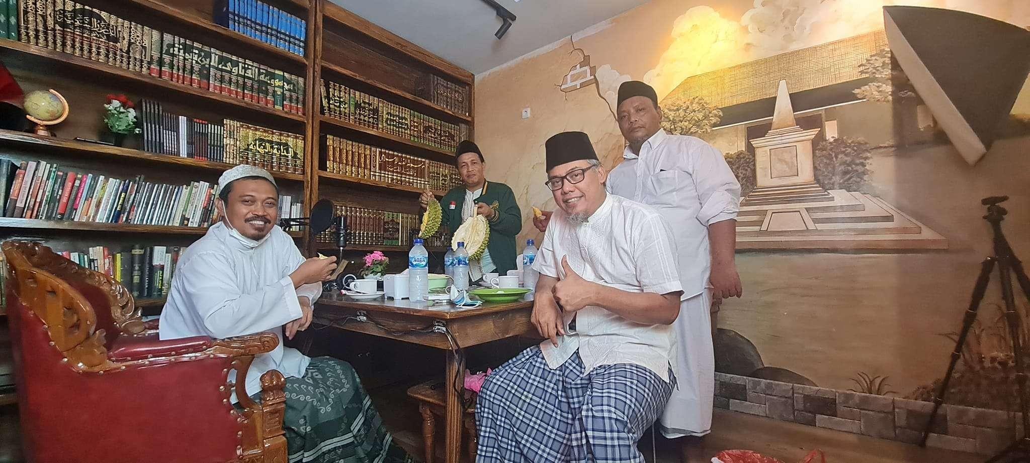 Ust Ma'ruf Khozin, reuni kecil-kecilan dengan teman Pondok Pesantren Ploso Kediri, yang ada di kawasan Depok sambil makan durian, bersama Tuan Muda Robi Cahyadi. (Foto: Istimeawa)
