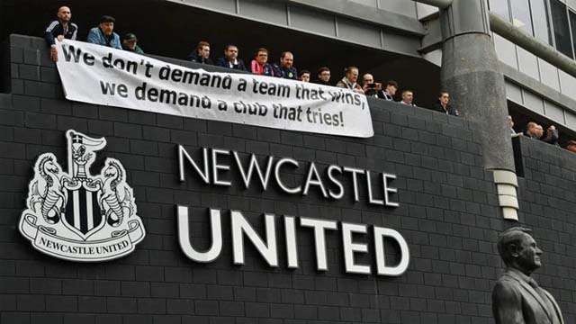 Penggemar Newcastle United membentangkan  spanduk di St. James' Park di Newcastle-upon-Tyne, Inggris pada 17 Oktober 2021. (Foto: AFP)