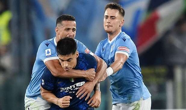 Insiden pelukan Luiz Felipe Ramos Marchi kepada Joaquin Correa yang memicu keributan di akhir laga Lazio vs Inter Milan. (Foto: Twitter)