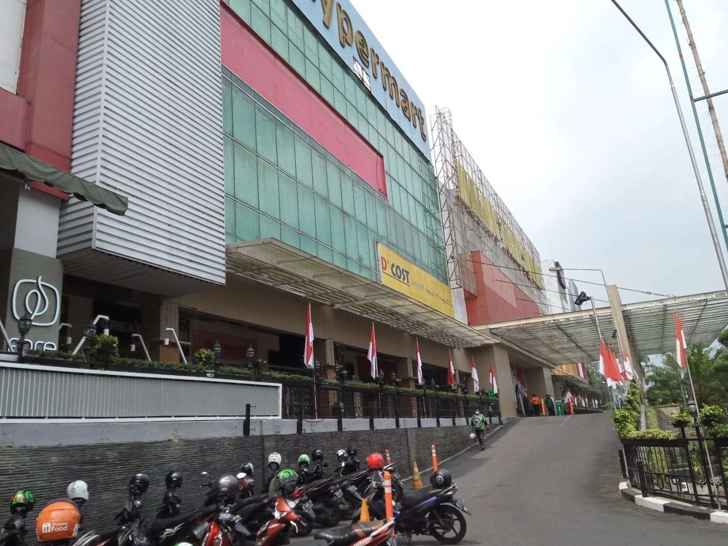 Salah satu pusat perbelanjaan di Kota Malang yaitu Malang Town Square (Foto: Lalu Theo/ngopibareng.id)