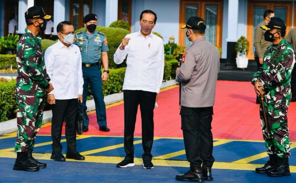 Presiden Jokowi jelang keberangkatan ke Propinsi Kalimantan Utara dari Psangkalan TNI AU Halim Perdana Kusuma Jakarta Timur ( ,foto: Setpres)