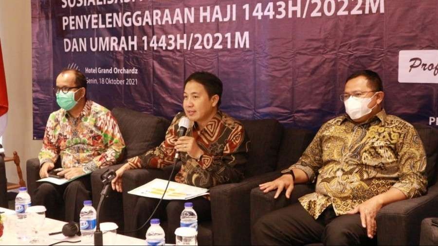 Dirjen PHU Hilman Latif (tengah) memaparkan strategi pemerintah untuk mempersiapkan haji dan umrah, Senin 18 Oktober 2021. (Foto: Kemenag)