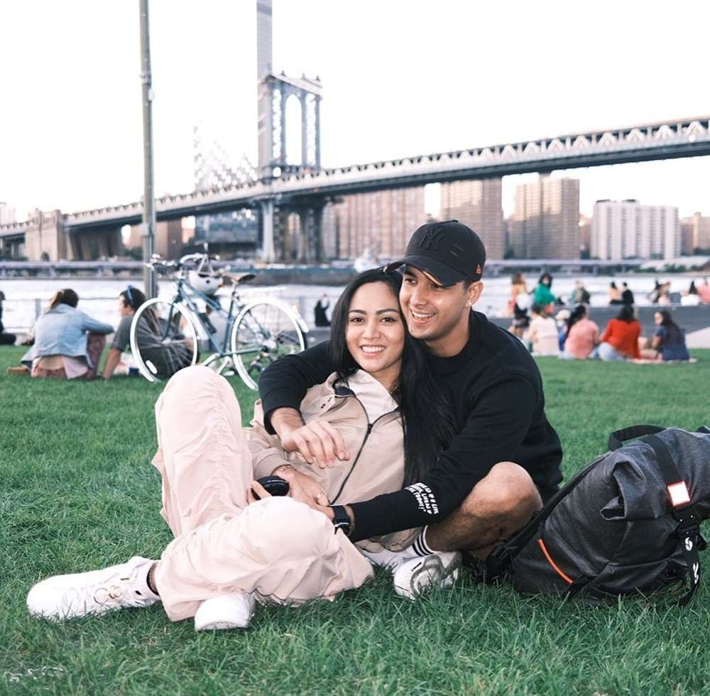 Selebgram Rachel Vennya bermesraan dengan pacar, Salim Nauderer di Amerika Serikat. (Foto: Instagram)