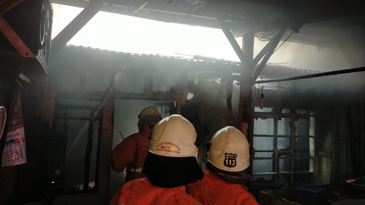 Proses pemadaman api di bangunan rumah semi permanen di Keputih. (Foto: Dok Damkar Surabaya)