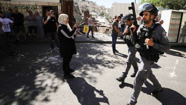 Pasukan Israel menyerbu lingkungan Palestina di Silwan di Yerusalem Timur, dan menangkapi anak-anak  di bawah umur. (Foto:Reuters/Al Jazeera)