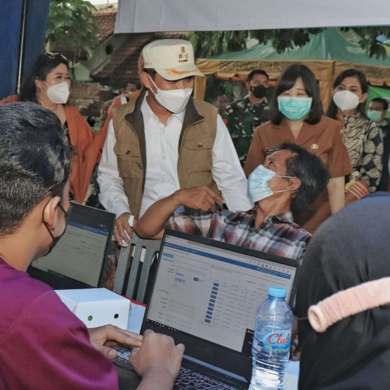 Wakil Walikota Pasuruan Adi Wibowo menyapa warga yang antre vaksinasi. (Foto: dok Dinas Kominfo Kota Pasuruan)