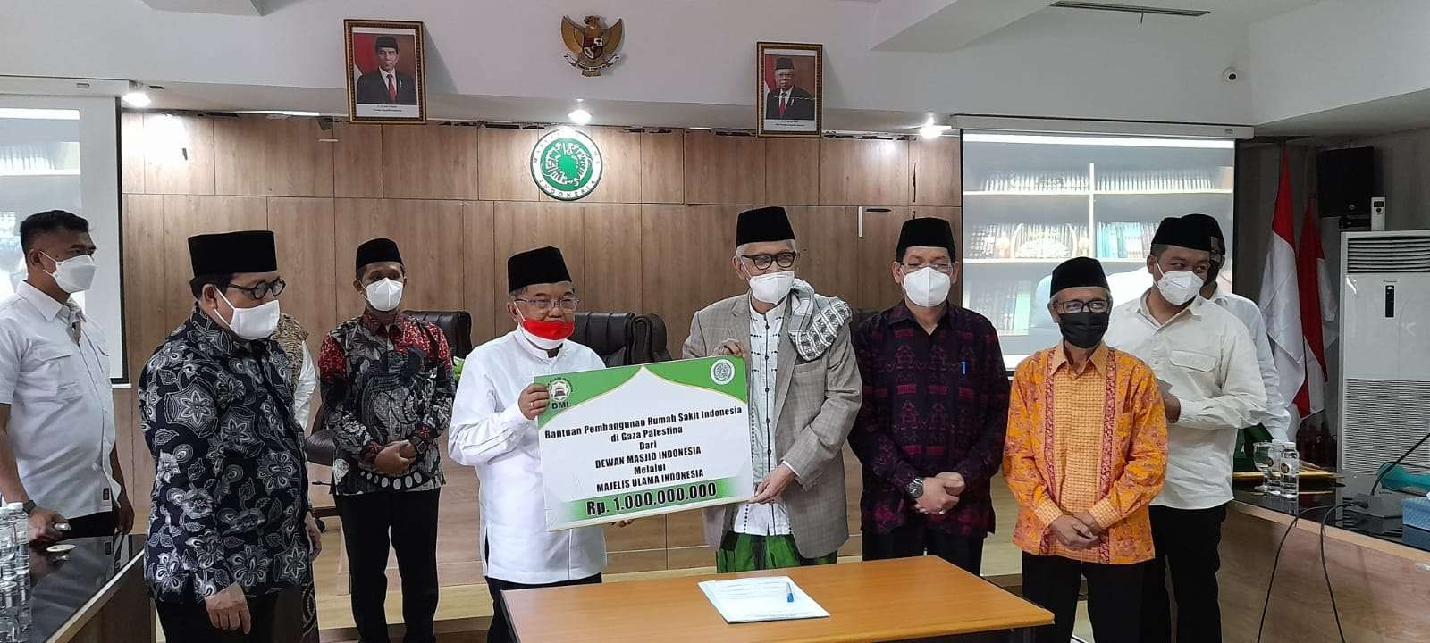 Ketua Umum DMI Jusuf Kalla didampingi Sekretaris DMI, Imam Addaruquthni menyerahkan langsung bantuan tersebut kepada MUI, diterima langsung Ketua Umum MUI KH Miftachul Akhyar di Jakarta. (Foto: Istimewa).