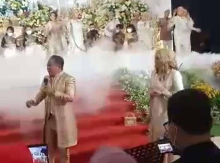 Bupati Jember Hendy Siswanto menyanyi dan berjoget bersama istri menghibur hadirin. (Foto: Tangkap layar video)