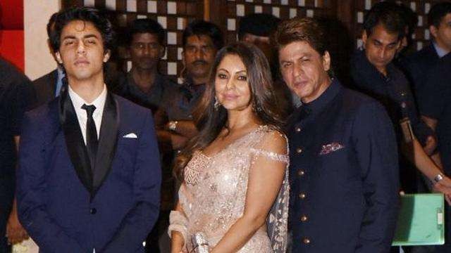 Aryan Khan bersama kedua orangtuanya, aktor Bollywood Shah Rukh Khan dan Gauri. (Foto: Istimewa)