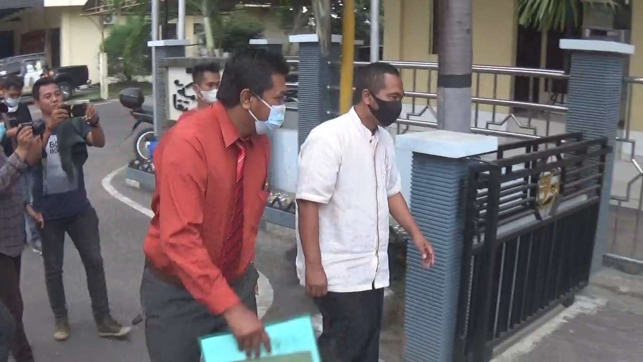Achmad Muhlish baju putih didampingi pengacaranya saat menjalani pemeriksaan di Polres Mojokerto.(Deni Lukmantara/Ngopibareng)