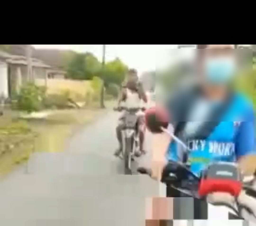 Tangkapan layar video pria yang diduga melakukan onani sambil mengendarai sepeda motor (istimewa)