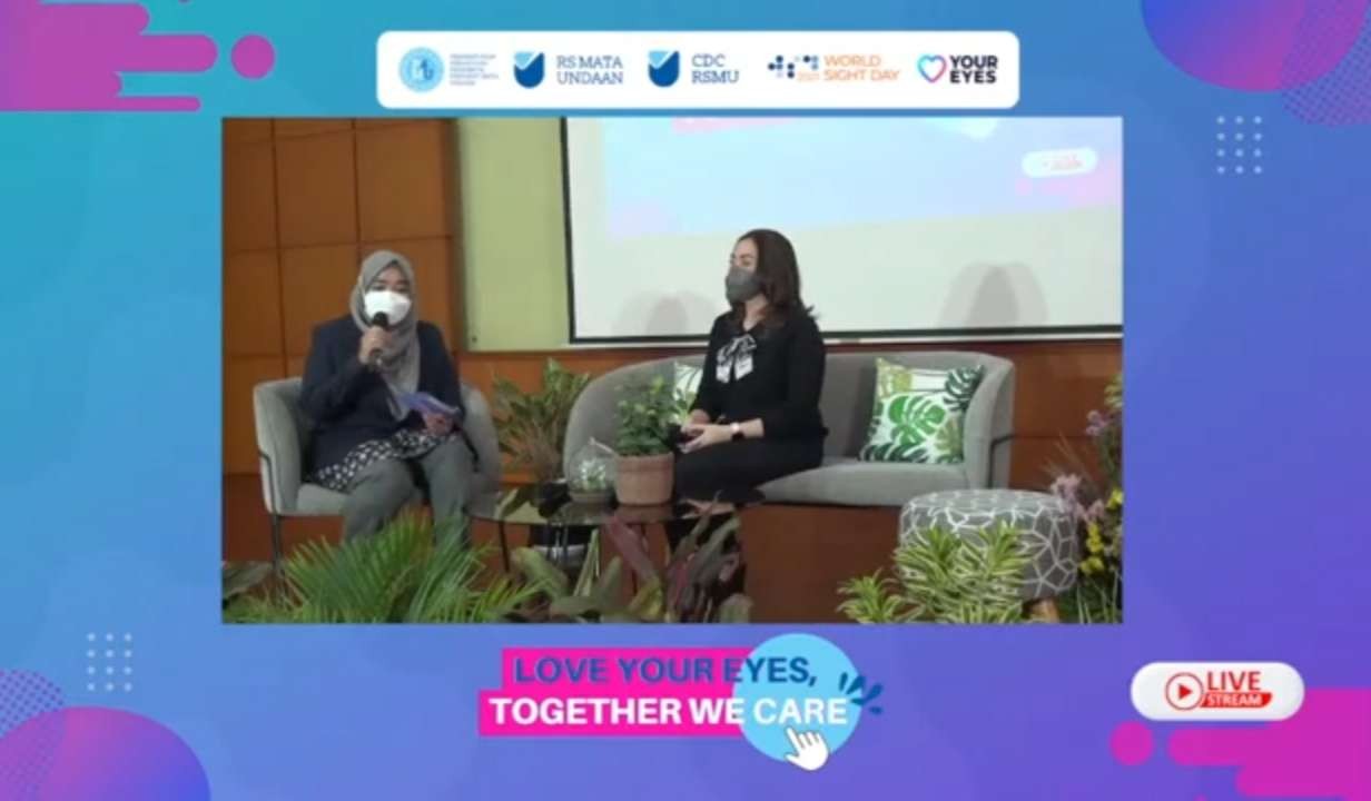 dr RA Kaniraras Lintang Prameswari, Sp.M dalam talkshow interaktif bertajuk "Love Your Eyes Together We Care" yang tayang di Youtube RS Mata Undaan Surabaya. (Foto: tangkapan layar)