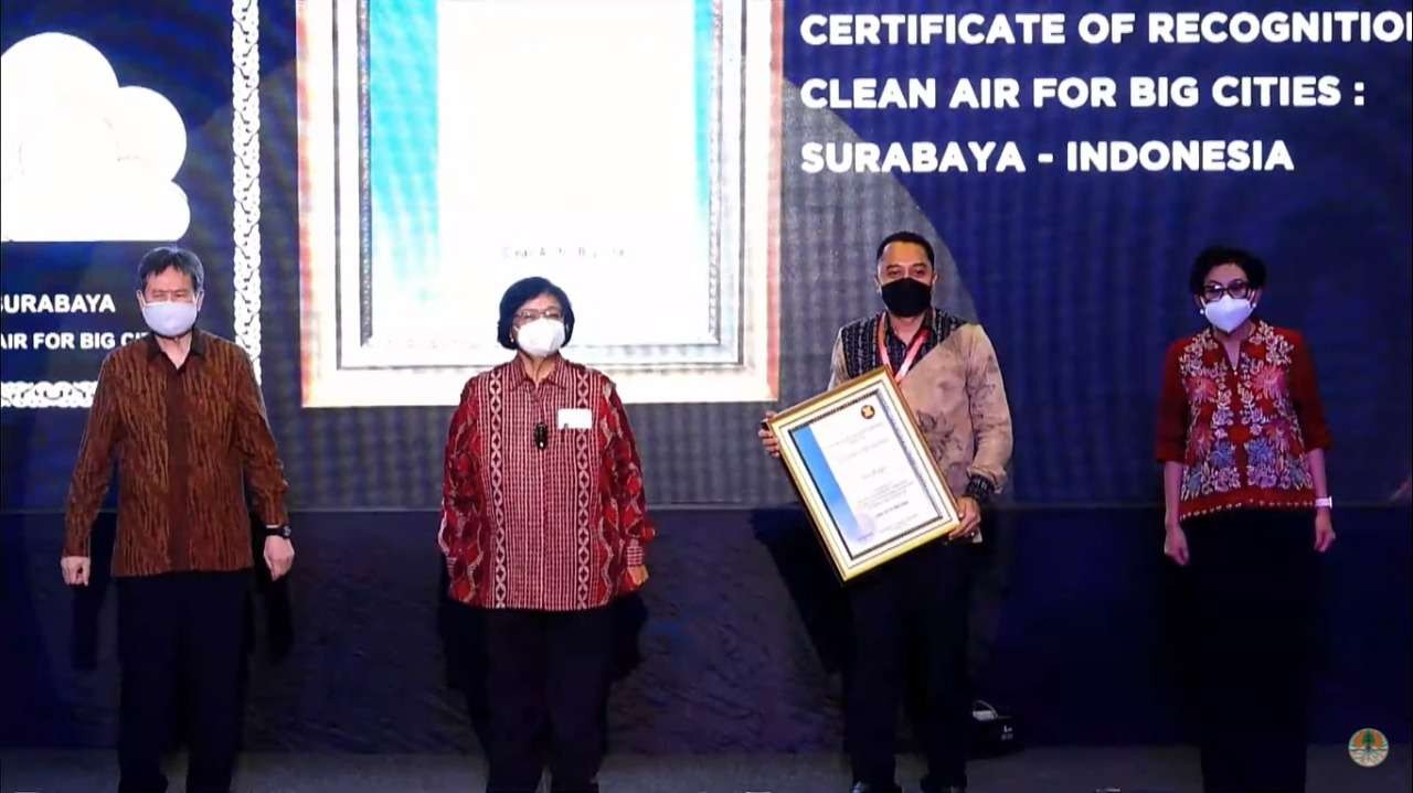 Walikota Surabaya, Eri Cahyadi (dua dari kanan) menerima penghargaan setelah Surabaya mendapat penghargaan katagori clean air (udara bersih) di antara kota besar lain dari negara anggota ASEAN di Jakarta, Kamis 21 Oktober 2021. (foto: Istimewa)