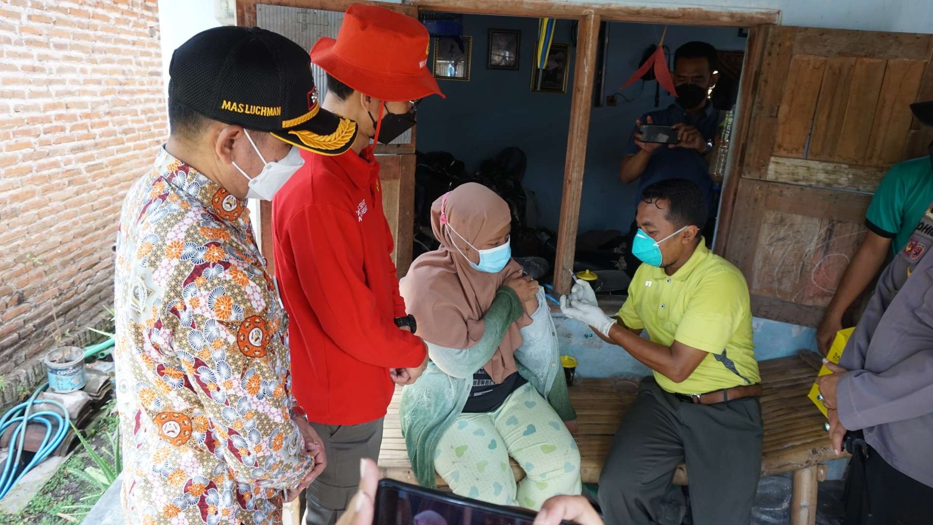Vaksinasi door to door di Desa Sooko, Kecamatan Sooko, Mojokerto.(Deni Lukmantara/Ngopibareng.id)