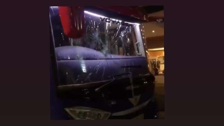 Kaca depan bus Arema FC yang pecah akibat diserang oknum supporter (Instagram:@pride_indonesian)