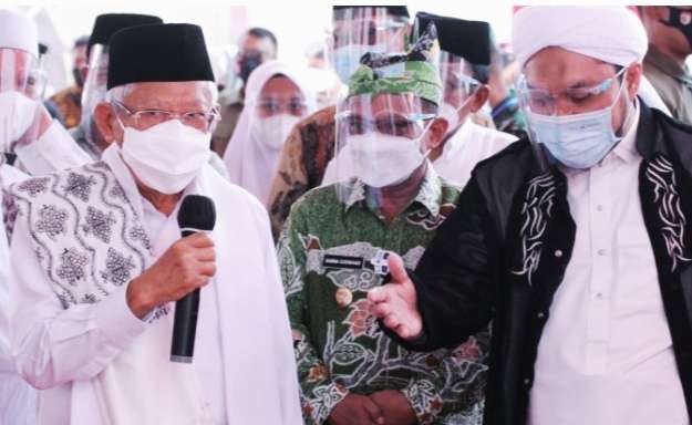 Wapres Ma'ruf Amin menyampaikan terima kasih kepada pengasuh Ponpes Salafiyah Safi'iyah Sukorejo dan Bupati Situbondo Karna Suswandi terlaksananya vaksinasi massal santri. (Foto: Istimewa)