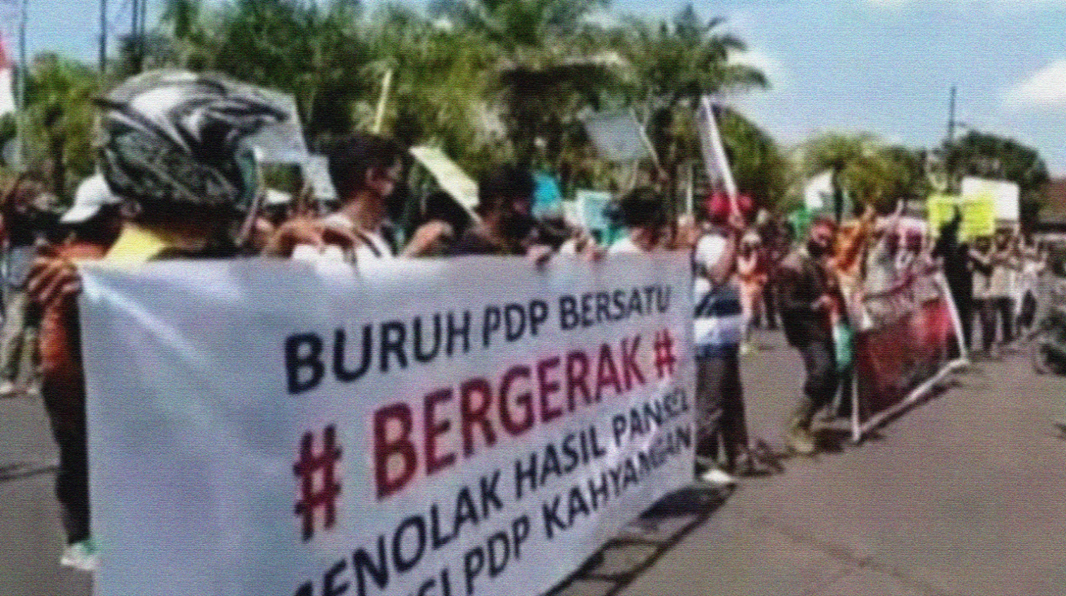 Buruh PDP Kahyangan melakukan orasi di depan Pendapa Wahyawibawagraha (Foto:Rusdi/ngopibareng.id)