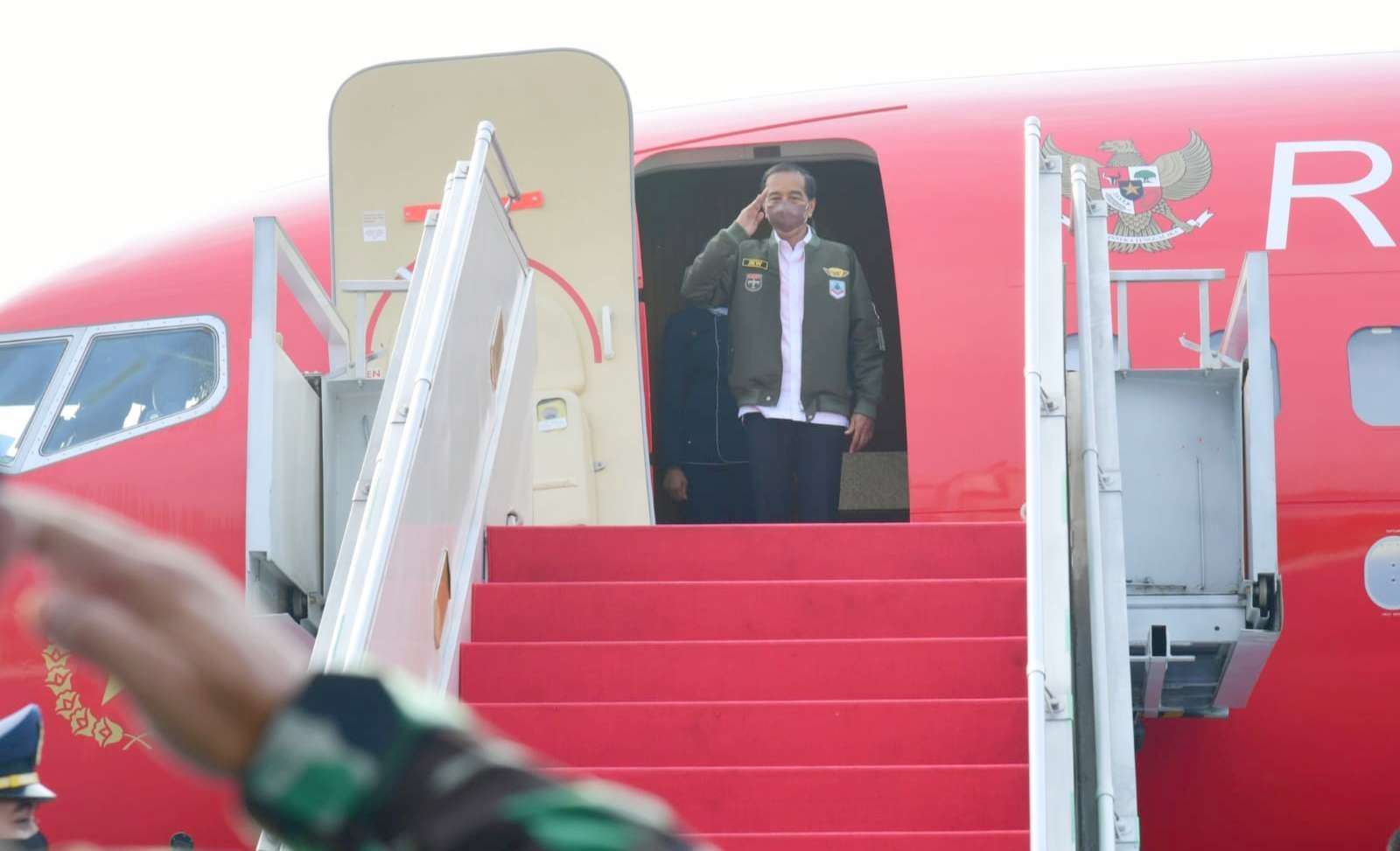 Presiden Jokowi di dalam pesawat Kepresidenan TI-1 (Foto: Setpres)