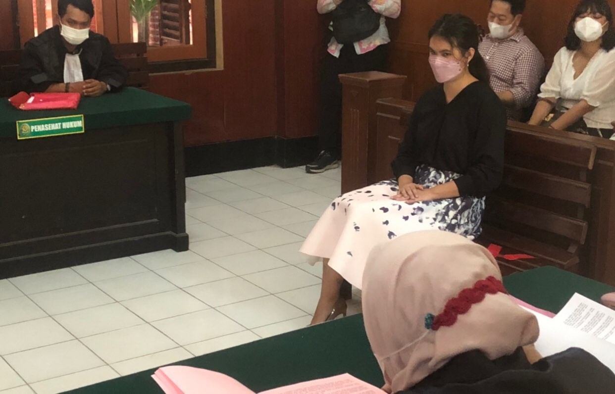 Terdakwa kasus pencemaran nama baik sebuah klinik, Stella Monica saat menjalani sidang tuntutan di PN Surabaya (Foto: Andhi Dwi/Ngopibareng.id)