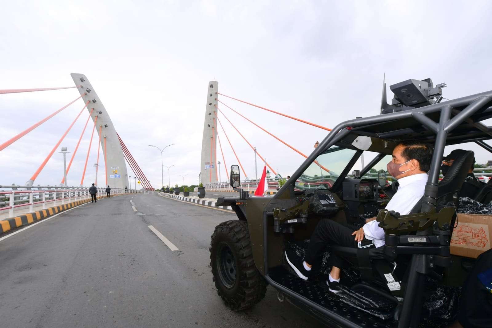 Presiden jajal jbatan Sei Alalak Kota Banjar Masin dengan Rantis lapis baja milik Paspampres ( foto: Setpres)