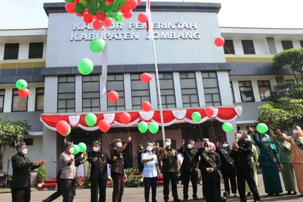Upacara memperingati hari jadinya yang ke-111 dan Hari Santri Nasional (HSN), Kamis 21 Oktober 2021 di halaman kantor Pemkab Jombang yang diakhiri dengan pelepasan balon. (Foto: Istimewa)