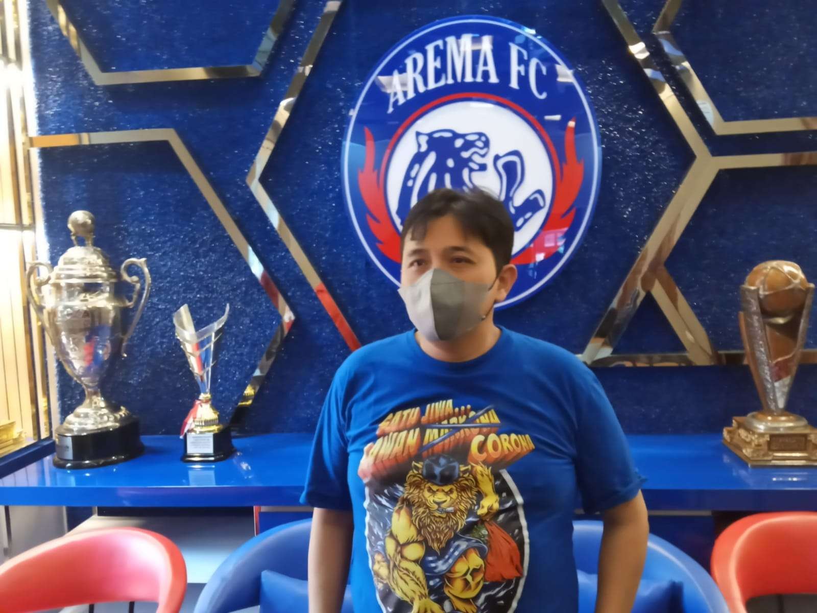 Media Officer Arema FC, Sudarmaji saat ditemui di Kantor Arema FC. (Foto: Lalu Theo/Ngopibareng.id)