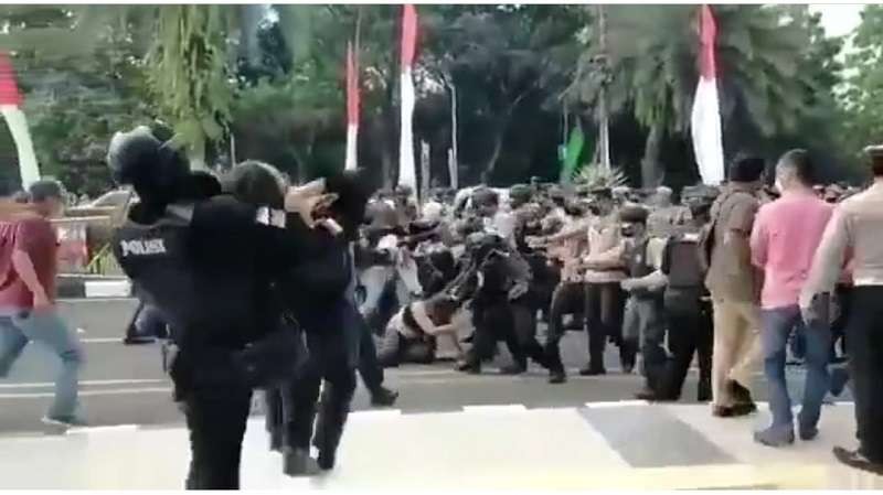 Polisi membanting mahasiswa di Tangerang. (Foto: Tangkapan Youtube)