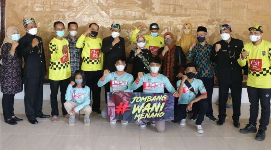 Tim ISSI Kabupaten Jombang yang akan berlaga di Kerjurnas ISSI 2021 di Jabar foto bersama pada upacara pemberangkatan dengan jargon 'Jombang Wani Menang'. (Foto: Istimewa)