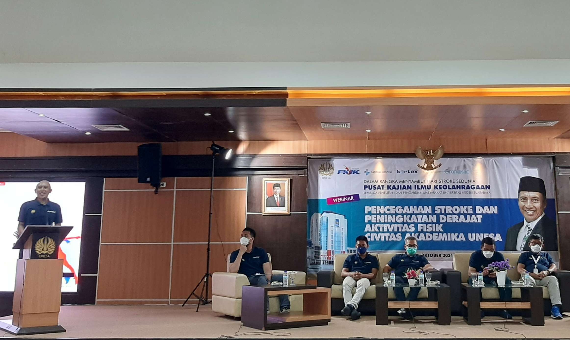 Sekretaris PKIK UNESA, dr Kunjung Ashadi saat menyampaikan materi mengenai kiat melakukan aktivitas fisik untuk pencegahan stroke. (Foto: Pita Sari/Ngopibareng.id)