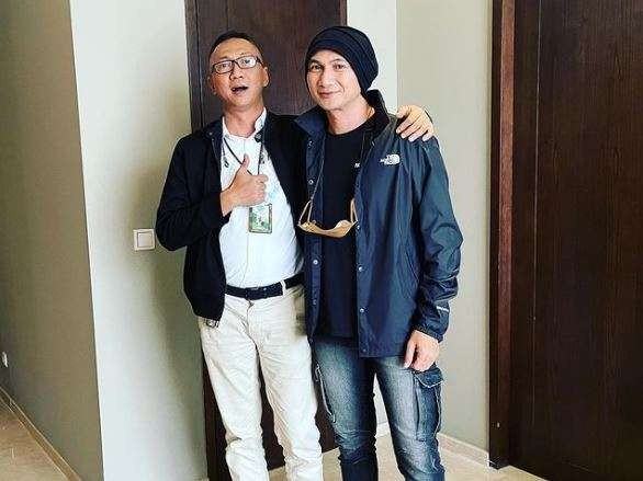 Musisi Anji pose bersama sang kakak, Erie, usai bebas menjalani rehabilitasi narkoba di RSKO Cibubur, Jakarta Timur. (Foto: Instagram @erie_nya)