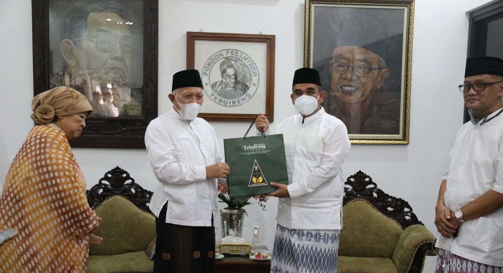 Sekjen DPP Gerindra Ahmad Muzani menerima cindera mata dari pimpinan pondok pesantren Tebuireng KH Abdul Hakim Mahfudz( foto:istimewa)