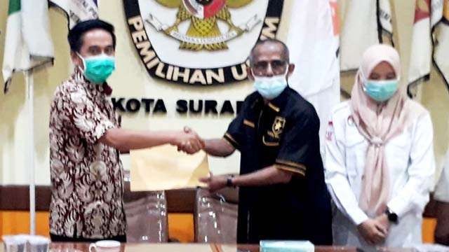 Ketua KPUD Kota Surabaya, Nur Syamsi (kiri) menerima berkas legalitas Partai Ummat dari Ketua Partai Ummat Kota Surabaya Drs. A. Azis A. Hamedan. (Foto:bes)