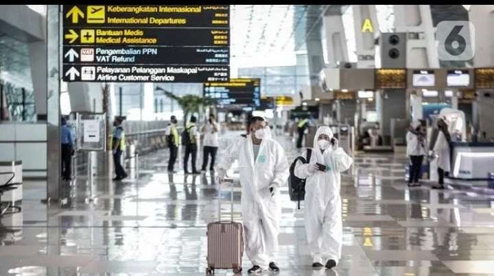 Petugas Angkasa Pura II Bandara Soetta mensosialisasikan peraturan baru wajib PCR bagi pengguna transportasi udara. (Foto: Istimewa)