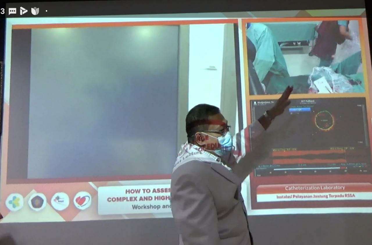 Salah satu dokter spesialis jantung RSSA Kota Malang ketika memperlihatkan proses video bedah jantung (Foto: Lalu Theo/ngopibareng.id)